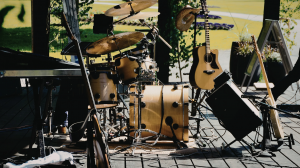 Read more about the article The logistical challenges musicians face: how to transport and organize your gear efficiently ?